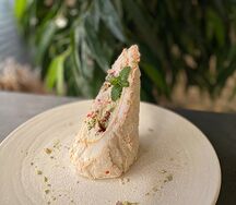 Меренговый рулет с фисташкой и малиной