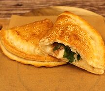 Кальцоне с тунцом и рукколой