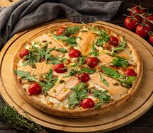 Пицца с лососем и соусом песто