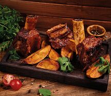 Говяжьи ребра BBQ с картофелем айдахо