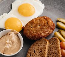 Глазунья со шницелем из курицы