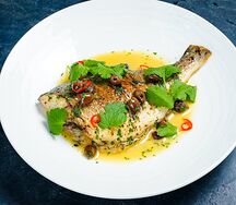 Дорадо в винном соусе