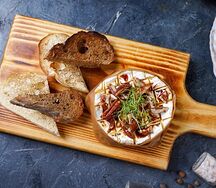 Запеченный сыр камамбер