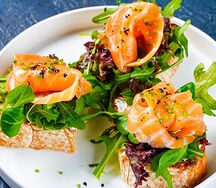 Брускетта с лососем и огурцом