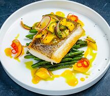 Палтус с фасолью и севиче из манго