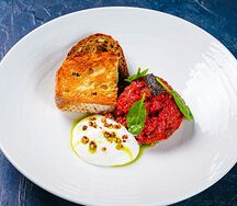 Тартар из говядины с пеной из пармезана