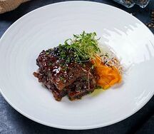 Говяжье ребро с пюре из трюфельного батата