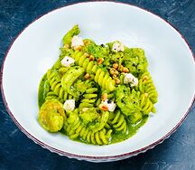 Фузилини с песто, копченым сыром и креветками