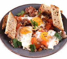 Глазунья с жареным беконом и томатами