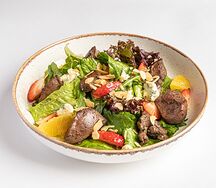 Салат с печенью индейки, клубникой и сыром горгонзола