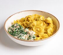 Пельмени с курицей и индейкой со сливочно-шпинатным соусом