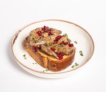 Бриошь с печенью индейки и брусникой