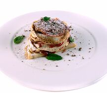 Блинчики с клубничным кули и сливочным кремом