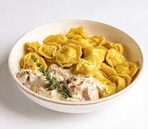 Пельмени с курицей и индейкой со сливочно-грибным соусом