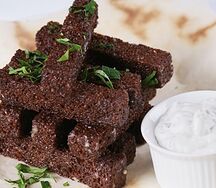 Гренки бородинские с чесноком и соусом айоли