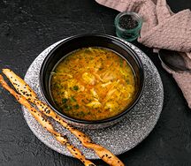 Куриный бульон с лапшой и перепелиным яйцом