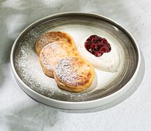 Сырники со сметаной и домашним джемом