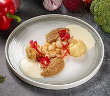 Гребешок с пюре из цветной капусты и соусом из сыворотки