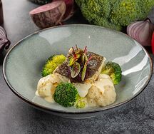 Запеченная треска с брокколи, цветной капустой и соусом лемонграсс