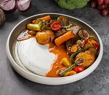 Медальоны из говядины с овощами и соусом демиглас