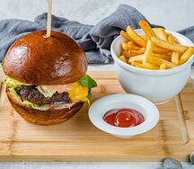 Бургер с картофелем фри