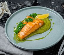 Стейк из лосося с овощами