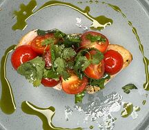 Тальята из куриной грудки с помидорами черри и кинзой