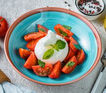 Буррата с томатами