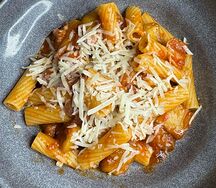 Ригатони с баклажанами и беконом 