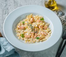 Фарфалле с лососем