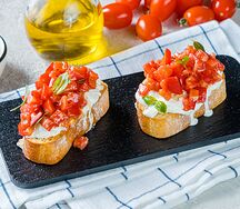 Брускетта с томатами и страчателлой