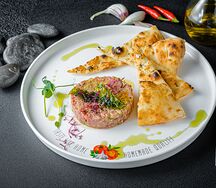 Тартар из говядины с фокаччей