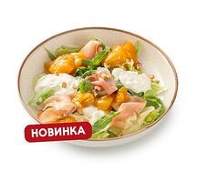 Салат со страчателлой и персиковым чатни