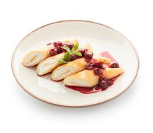 Блины с творогом и вишневым вареньем