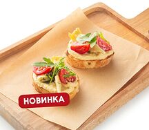 Тапас с хумусом, артишоками и томатами черри