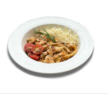 Феттучини с курицей и грибами в сливочно-томатном соусе