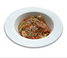 Рисовая лапша с курицей и тайским соусом чили