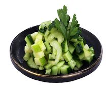 Салат с огурцом, яблоком и сельдереем