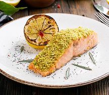 Запеченный лосось с грецкими орехами