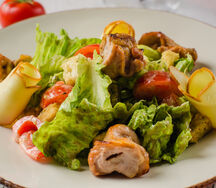 Теплый салат с куриным бедром и сыром Сулугуни