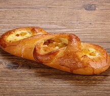 Булочка с творогом и изюмом