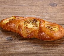 Булочка с орехами и творогом