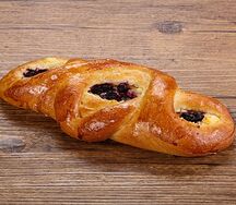 Булочка с черникой