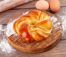 Булочка с творогом и изюмом