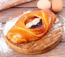 Булочка с творогом и джемом
