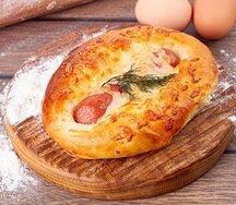 Сосиска с сыром на тесте
