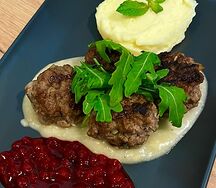 Тефтели из говядины с брусничным соусом
