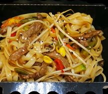 Вок с говядиной и соусом кунг-пао