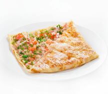 Блин с ветчиной, сыром, помидорами и грибами
