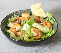 Салат Цезарь с тигровыми креветками